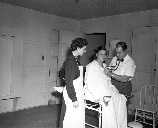 Obstetrician examining expectant mother in Tampa, Florida.