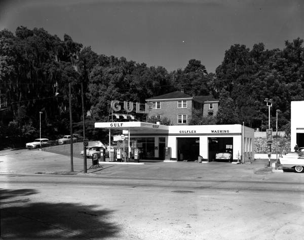 Gulf service station on the northwest corner of Monroe St. and First Ave. - Tallahassee, Florida .
