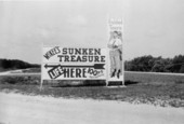 Sign pointing to McKee's sunken treasure museum - Plantation Key, Florida