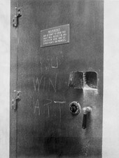 Attempted robbery of safe in museum.