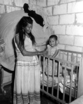 Martha Osceola and her young daughter Janice Osceola
