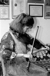Trenda Slaughter, apprentice to Willie David Jones, playing oldtime fiddle music :Old Town, Florida.