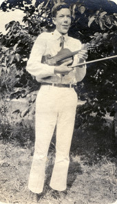 Portrait of Koreshan Harold Moreland with his violin.