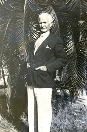 Outdoor portrait of Koreshan Lou Staton.