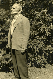 Portrait of Koreshan Unity president Laurie Bubbett wearing a neck brace.