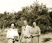 Koreshan Hedwig Michel, left, posing with the Pikes in Estero, Florida.