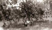 Gertrude Grieve having lunch with her granddaughter Isabelle Molinaro.