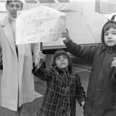 Child holding sign to greet the Governor in Tampa.