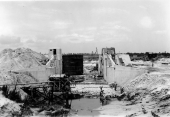 Construction of a hydraulic lock near Lake Okeechobee.