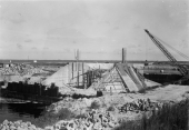 Construction of a hydraulic lock near Lake Okeechobee.