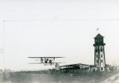 R.G. Fowler landing at Moncrief Park, Jacksonville, ending the first West-to-East transcontinental flight.