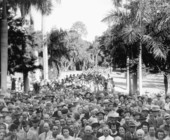 Crowd gathered on Ringling museum grounds.
