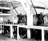 Sealing cans at a citrus exchange