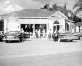 Tourists at Waverly Growers Cooperative citrus gift shop - Waverly, Florida