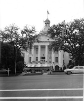 Florida showcase bus in front of the Capitol Building - Tallahassee, Florida .